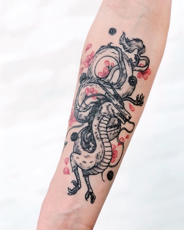 tattoo femenino con un dragon 35