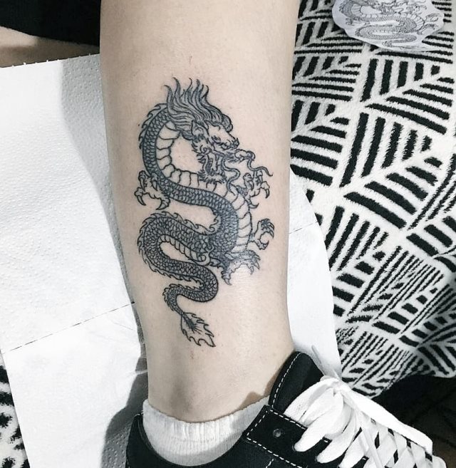 tattoo femenino con un dragon 36