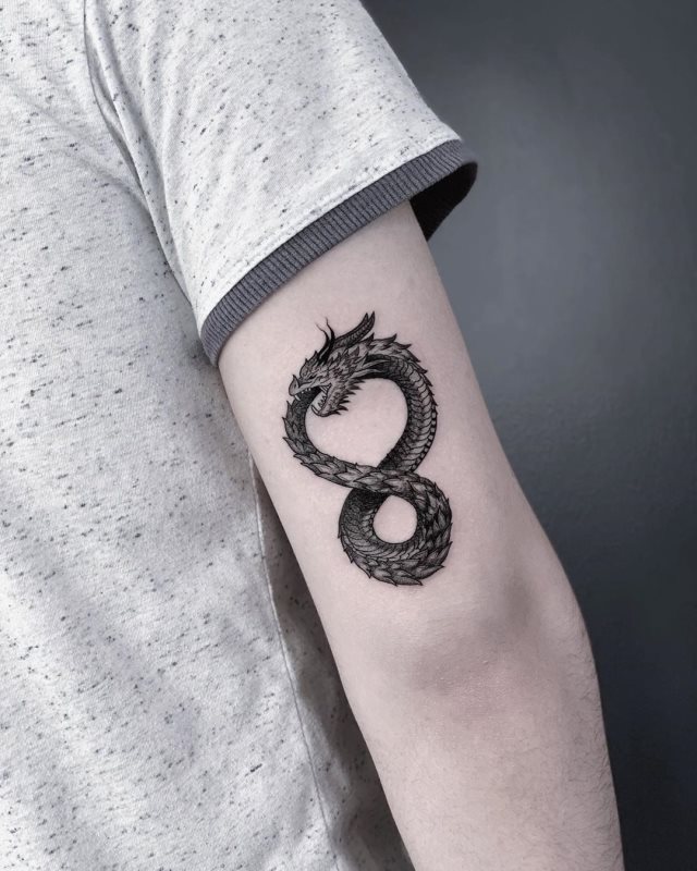 tattoo femenino con un dragon 37