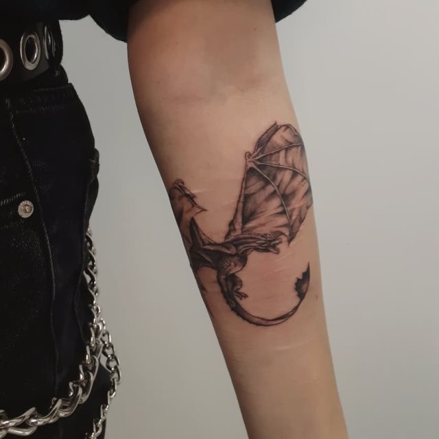 tattoo femenino con un dragon 40