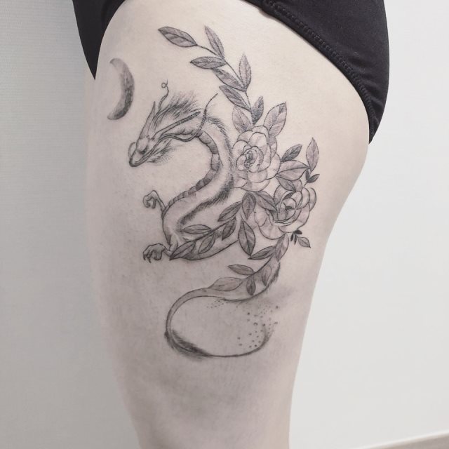 tattoo femenino con un dragon 41