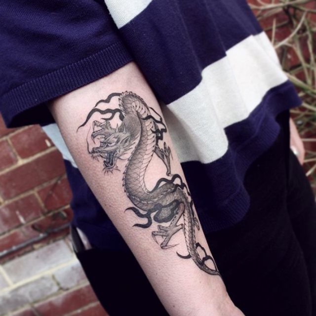 tattoo femenino con un dragon 42