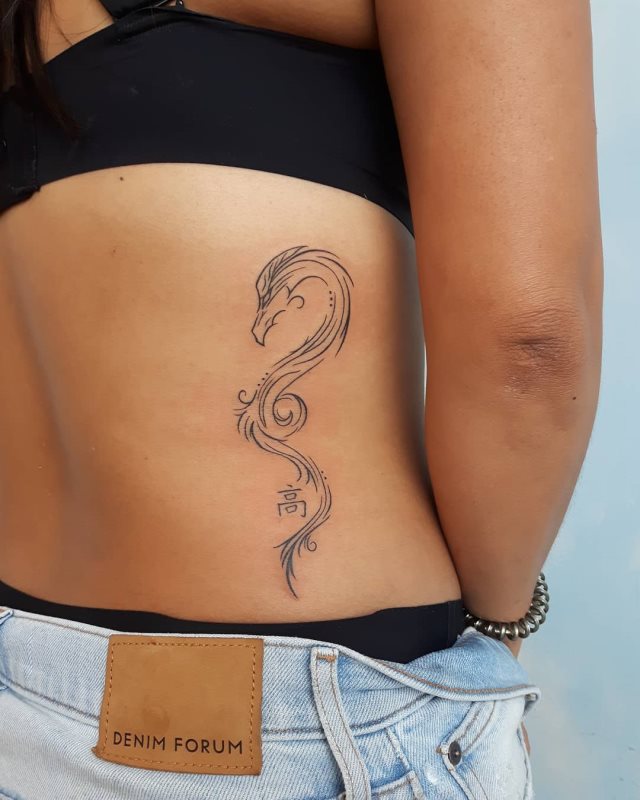 tattoo femenino con un dragon 43