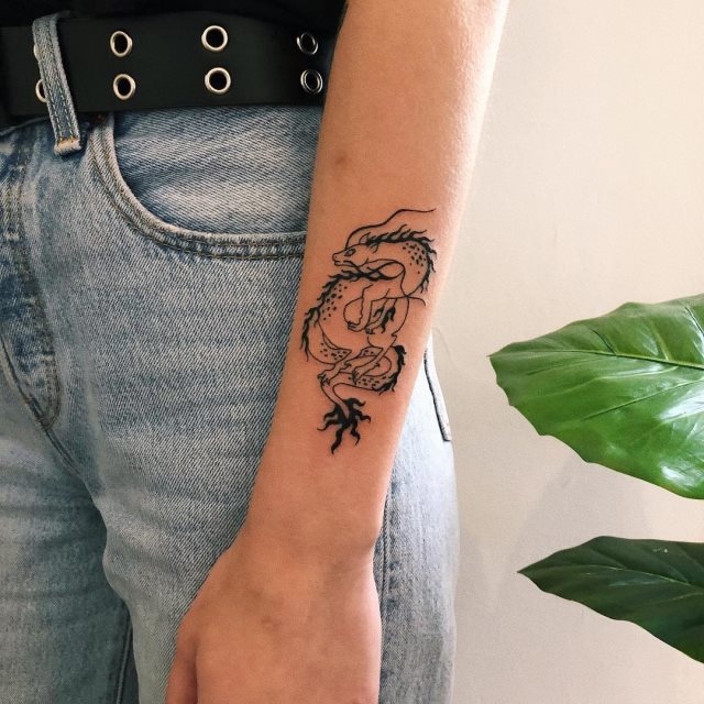 tattoo femenino con un dragon 44