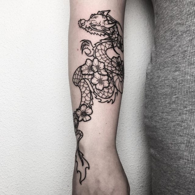 tattoo femenino con un dragon 45