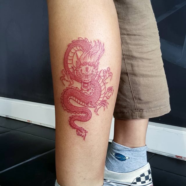 tattoo femenino con un dragon 48