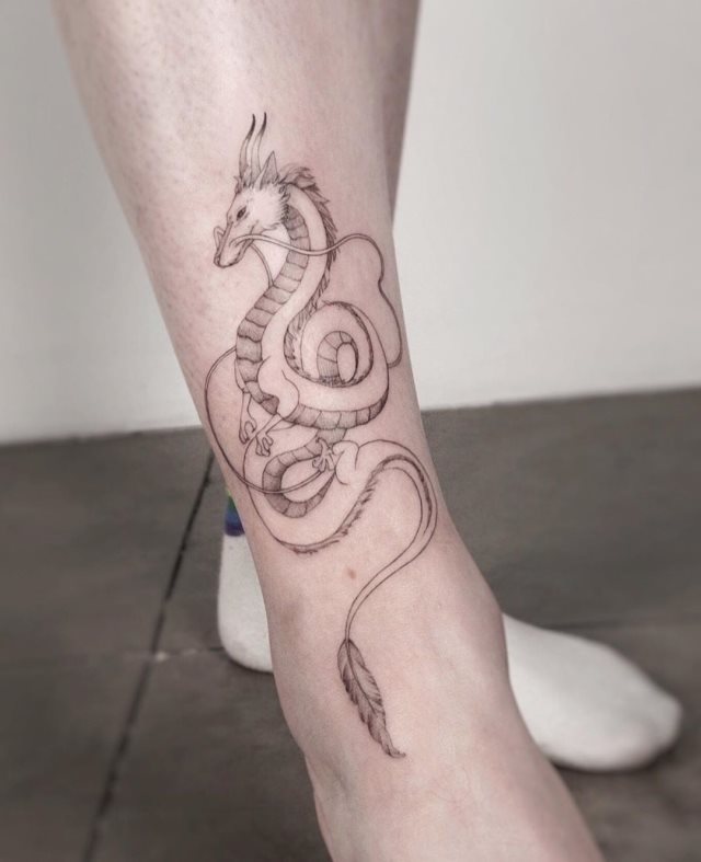 tattoo femenino con un dragon 49