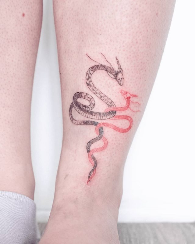 tattoo femenino con un dragon 52