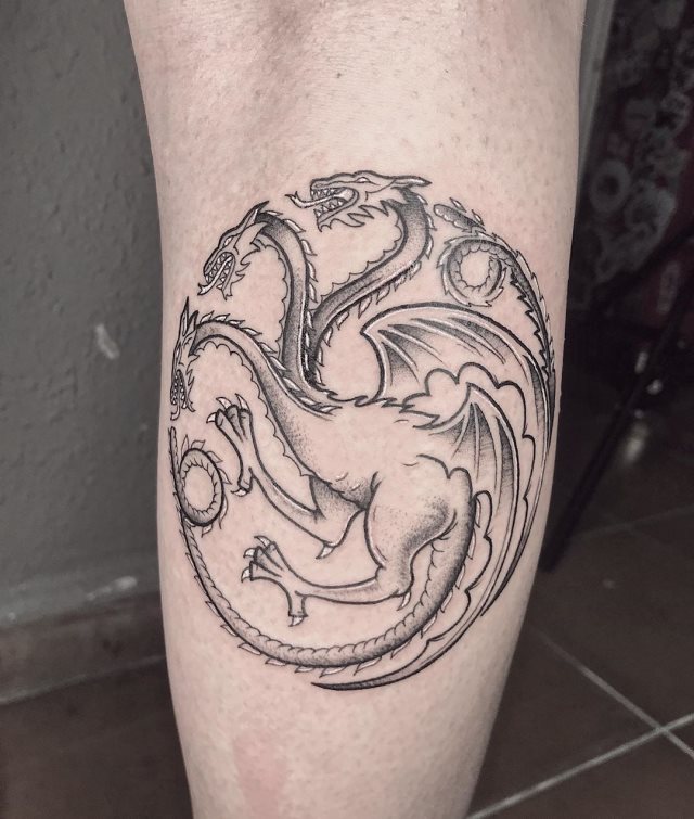 tattoo femenino con un dragon 53