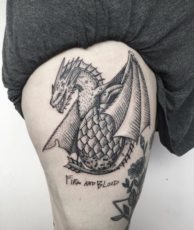 tattoo femenino con un dragon 54
