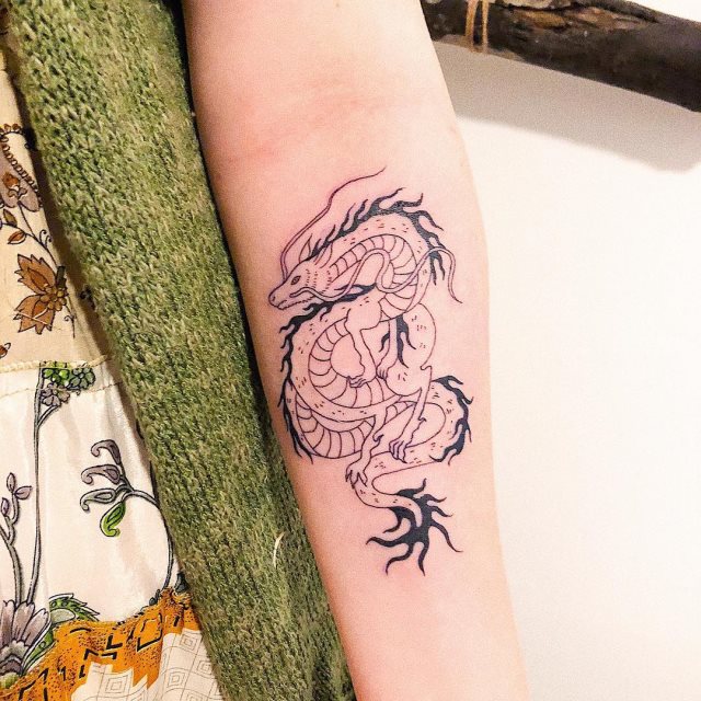 tattoo femenino con un dragon 55