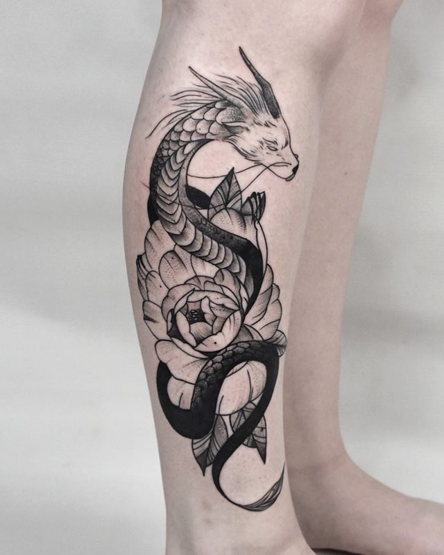 tattoo femenino con un dragon 56