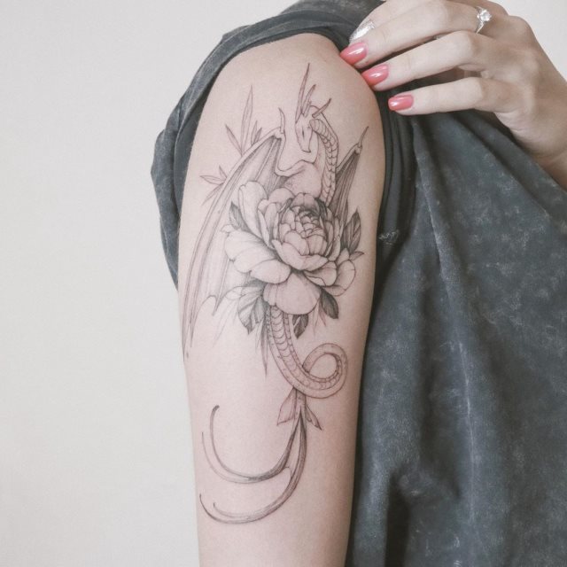 tattoo femenino con un dragon 57
