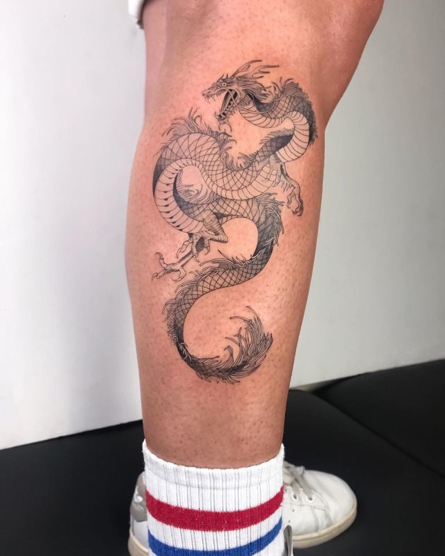 tattoo femenino con un dragon 59