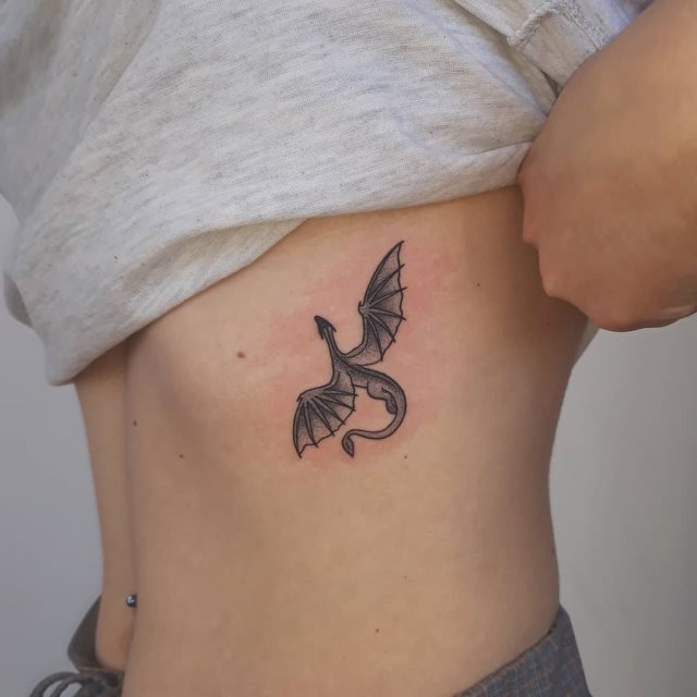 tattoo femenino con un dragon 62