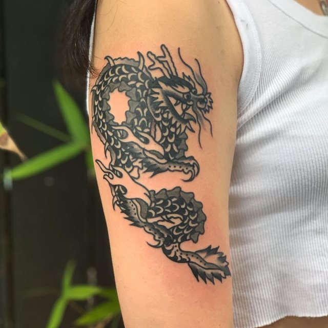 tattoo femenino con un dragon 63