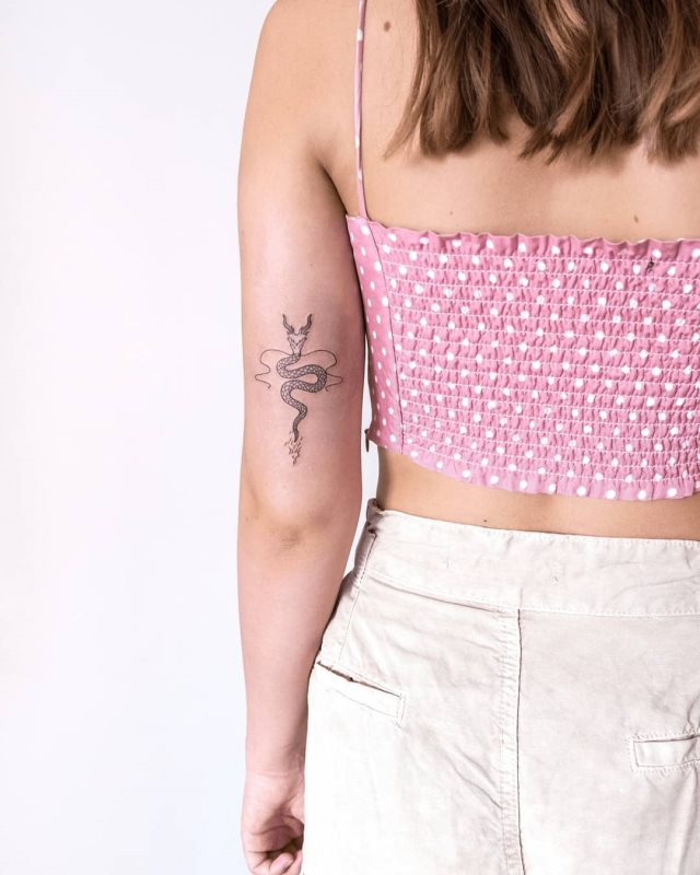 tattoo femenino con un dragon 64