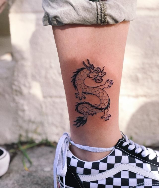 tattoo femenino con un dragon 66