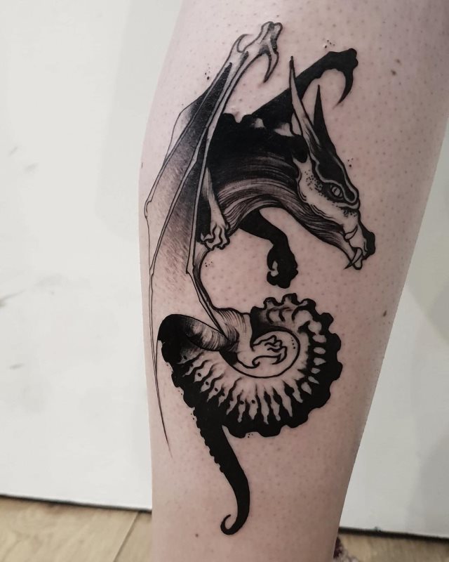 tattoo femenino con un dragon 68
