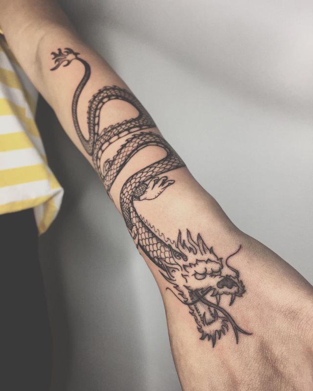 tattoo femenino con un dragon 69