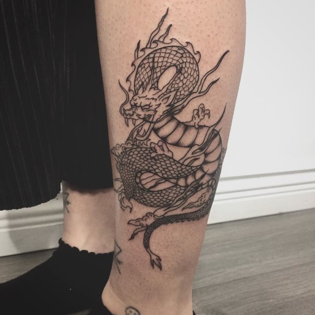 tattoo femenino con un dragon 70