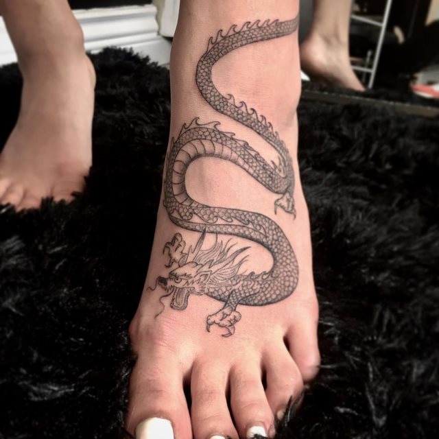 tattoo femenino con un dragon 71