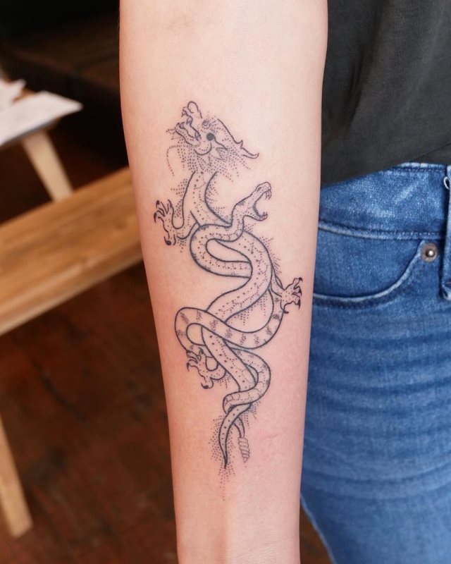 tattoo femenino con un dragon 72