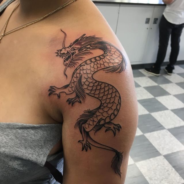 tattoo femenino con un dragon 73