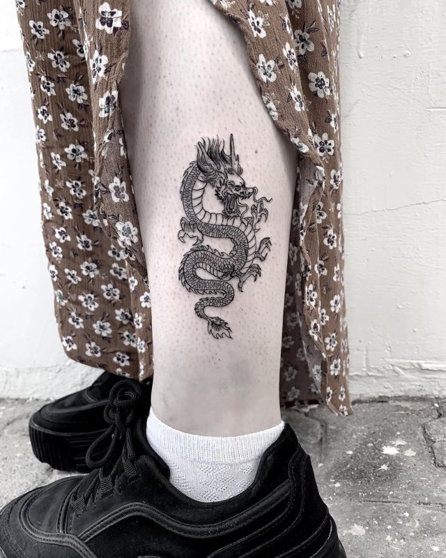 tattoo femenino con un dragon 74