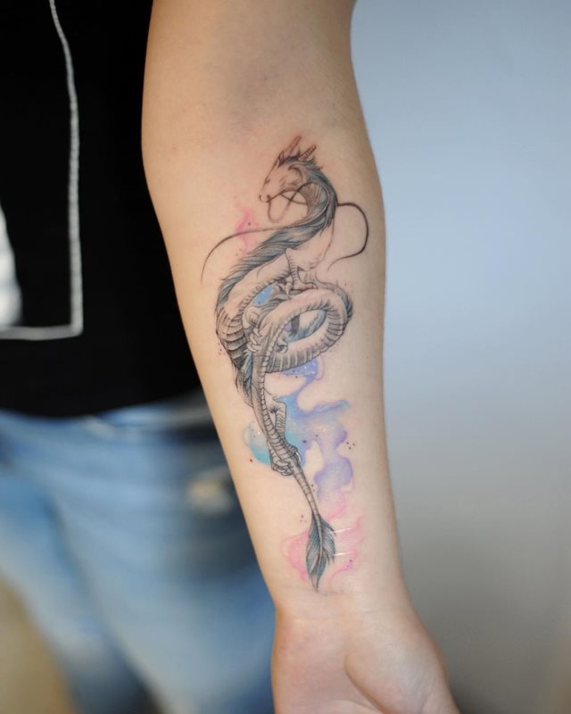 tattoo femenino con un dragon 75