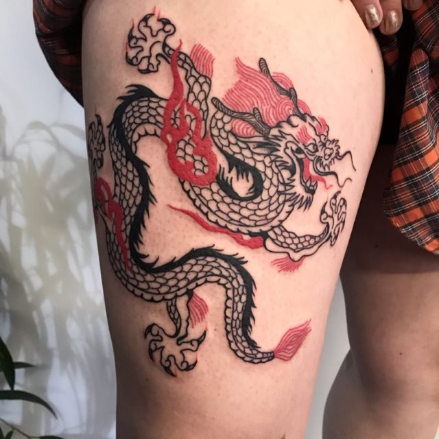 tattoo femenino con un dragon 76