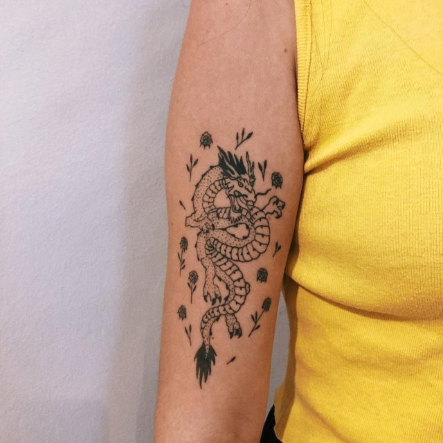 tattoo femenino con un dragon 77