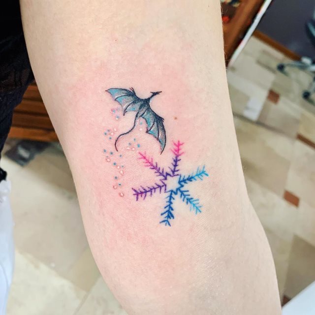 tattoo femenino con un dragon 80