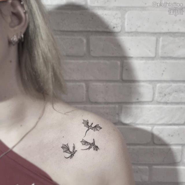tattoo femenino con un dragon 83
