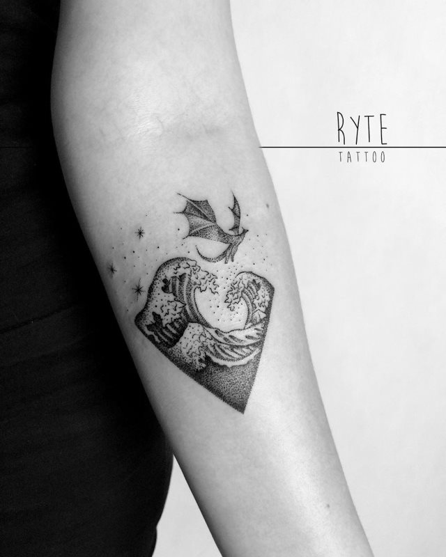 tattoo femenino con un dragon 84