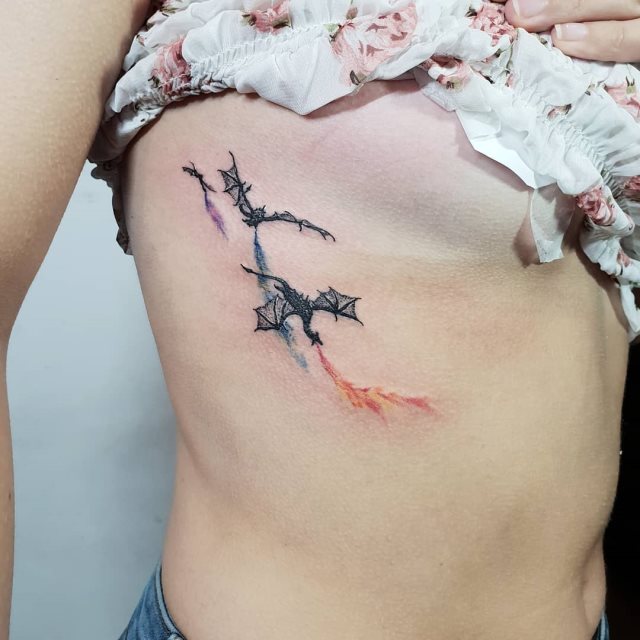 tattoo femenino con un dragon 86