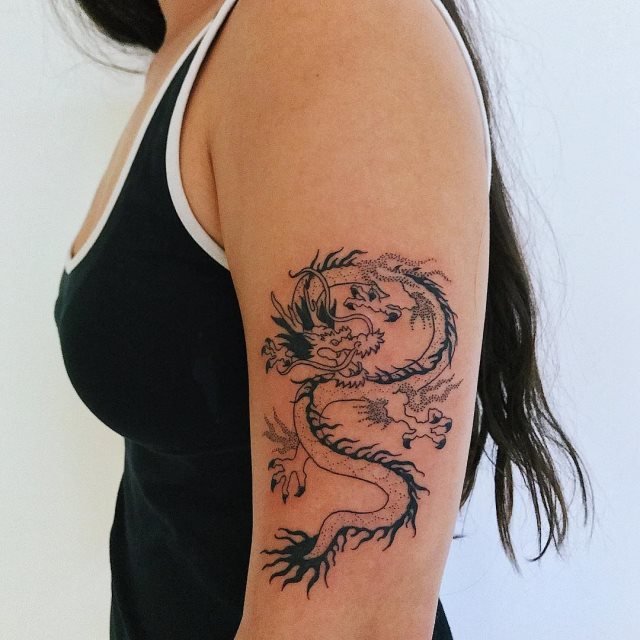 tattoo femenino con un dragon 88
