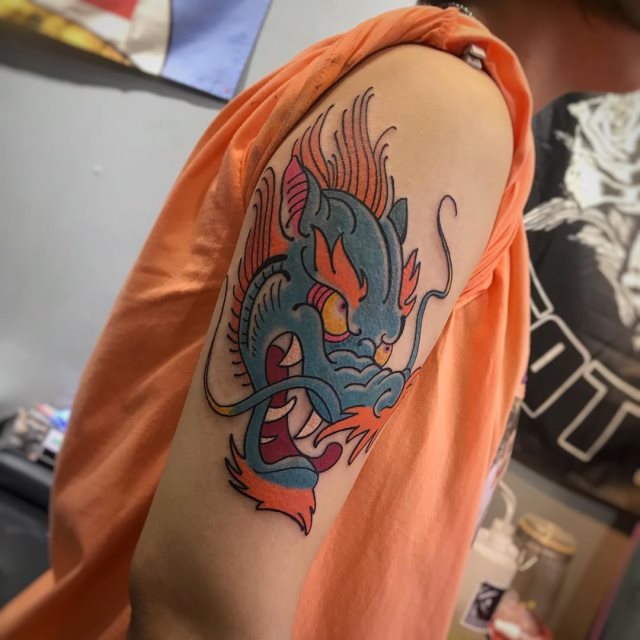 tattoo femenino con un dragon 90