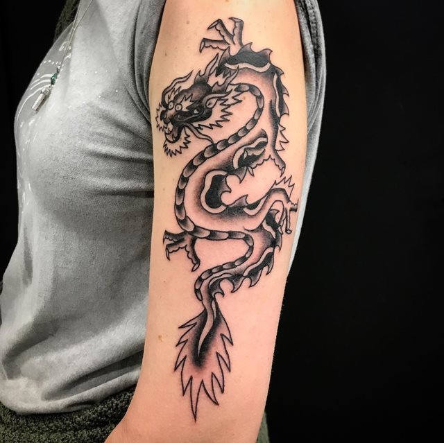 tattoo femenino con un dragon 92