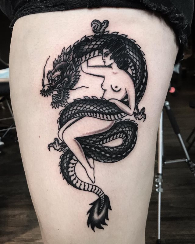 tattoo femenino con un dragon 93