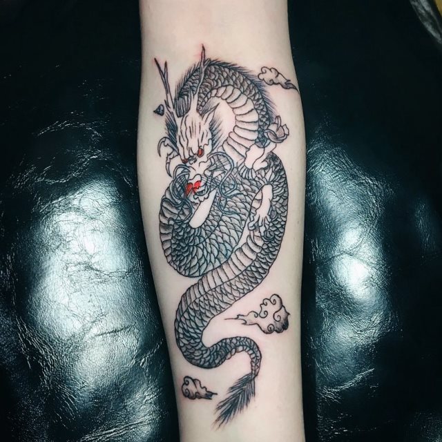 tattoo femenino con un dragon 94