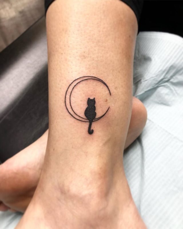 tattoo femenino con un gato 08