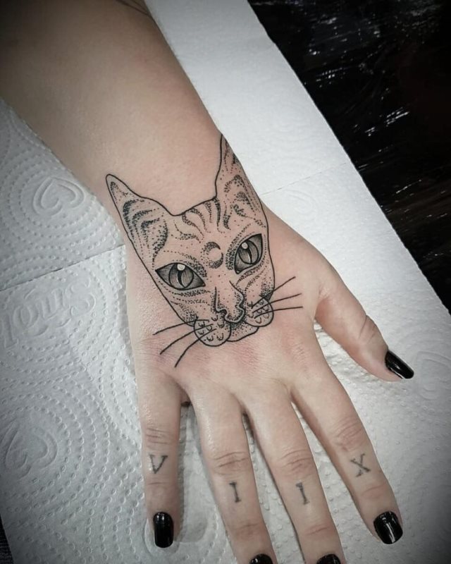 tattoo femenino con un gato 40