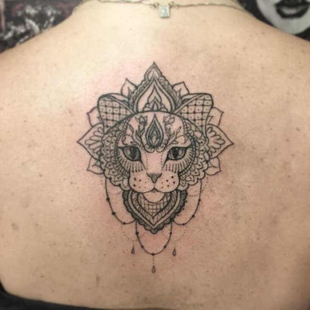 tattoo femenino con un gato 42