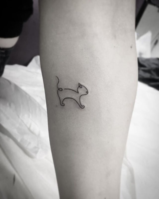 tattoo femenino con un gato 80