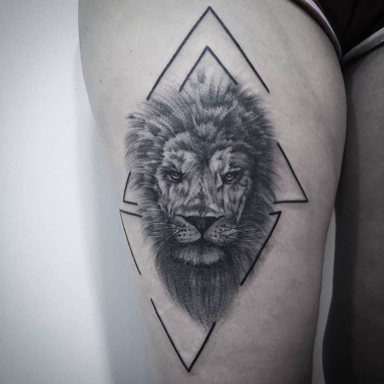 tattoo femenino con un leon 01