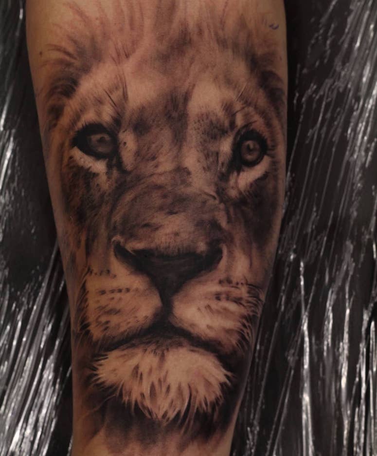 tattoo femenino con un leon 02