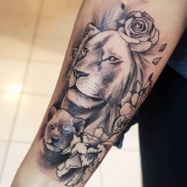 tattoo femenino con un leon 04