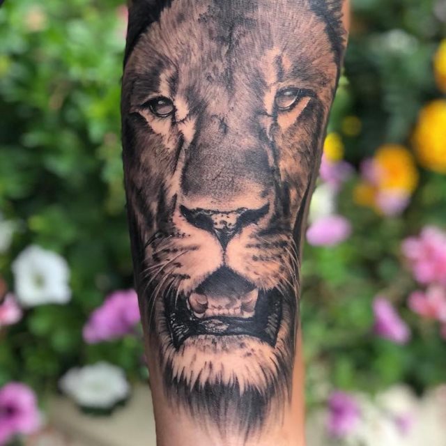 tattoo femenino con un leon 06