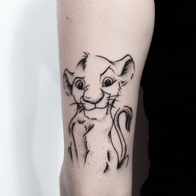 tattoo femenino con un leon 07
